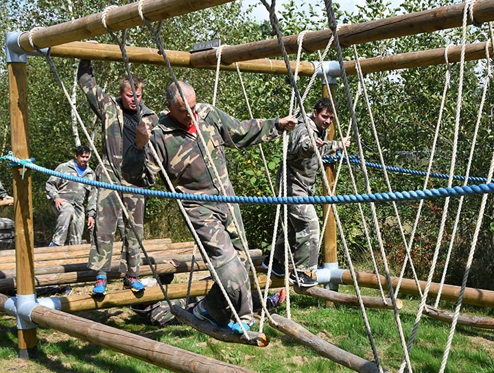 Klim, klauter, balanceer en werk samen om de hindernissen in het challengeparcours te overwinnen